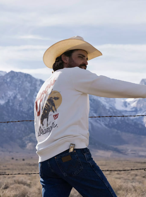 Wrangler X Coors Canada Banquet Crewneck in Marshmallow